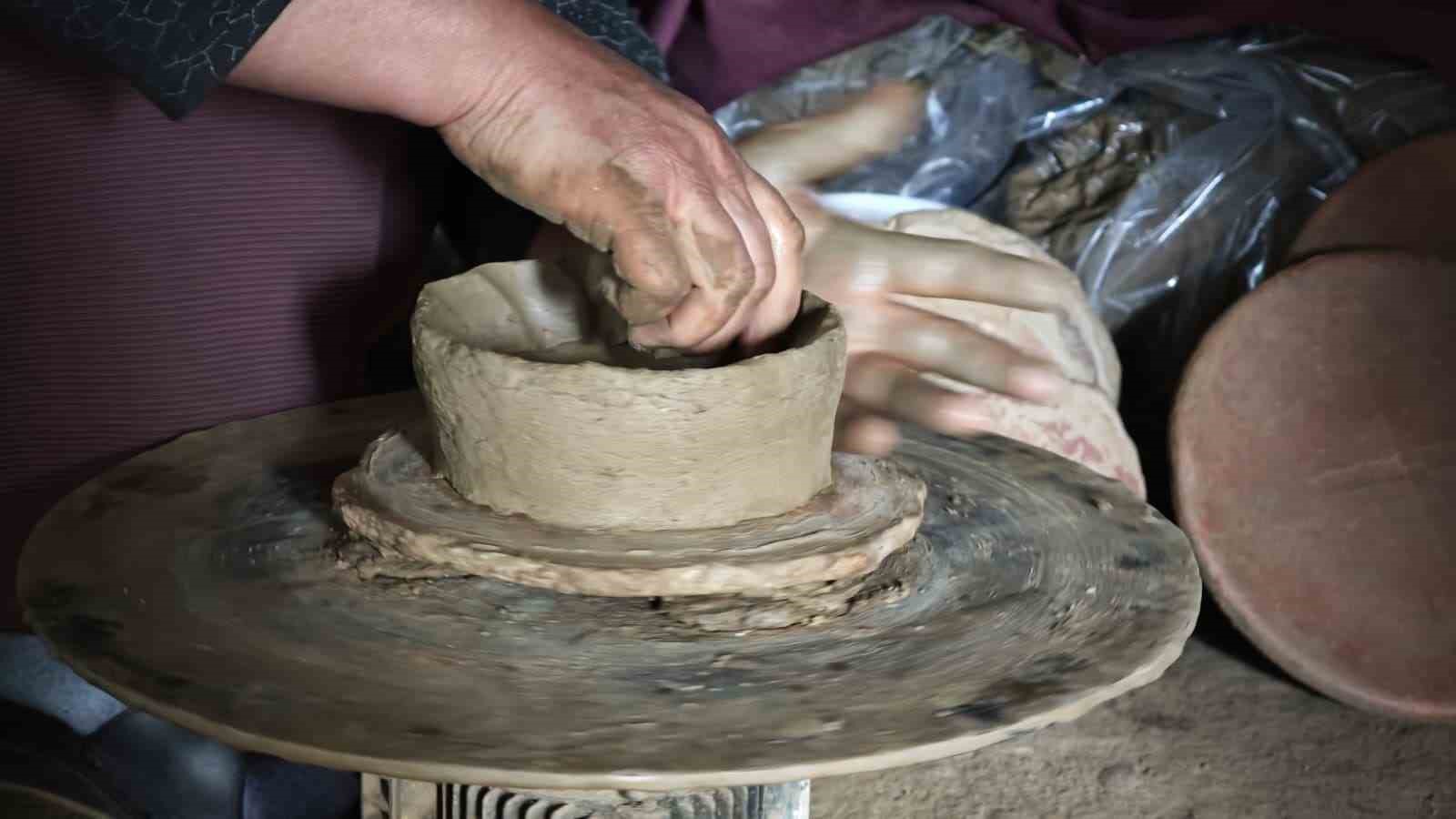 bitlis-te-asirlik-comlekcilik-gelenegini-kadinlar-yasatiyor
