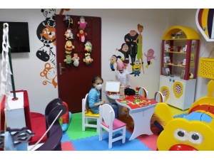 Kemoterapi Tedavisi Gören Çocuklar Sıkılmadan Tedavi Oluyor