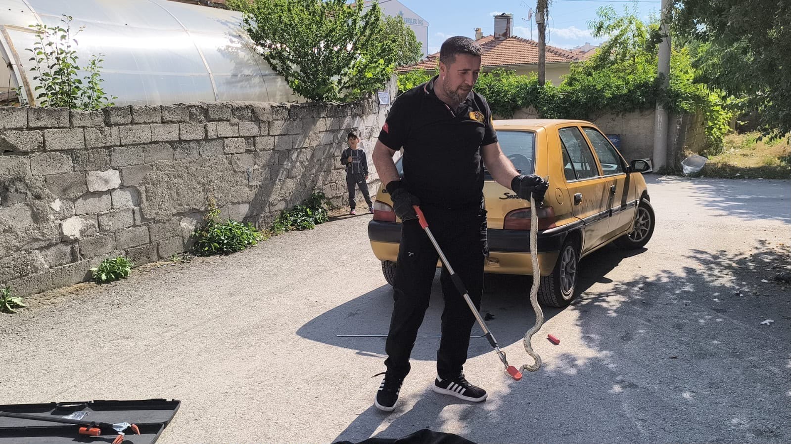 otomobilin-altina-giren-yilan-itfaiye-ekiplerince-cikarildi
