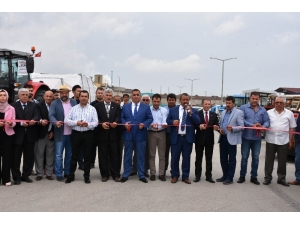 Tarsus’ta Traktör Pazarı Açıldı