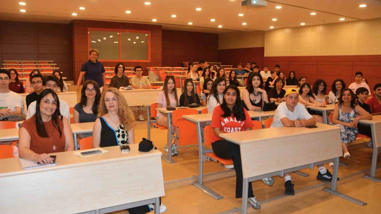 eu-iletisim-fakultesinden-lise-ogrencilerine-yeni-medya-ve-podcast-atolyesi