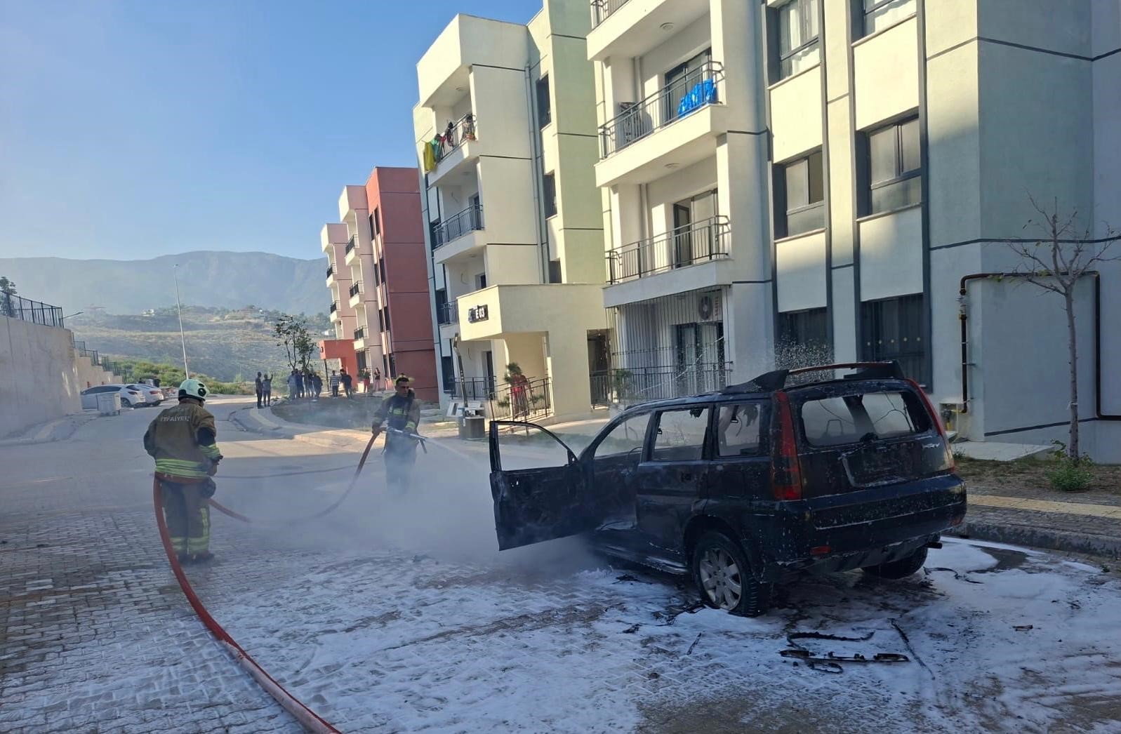 hatay-da-park-halindeki-otomobil-alevlere-teslim-oldu