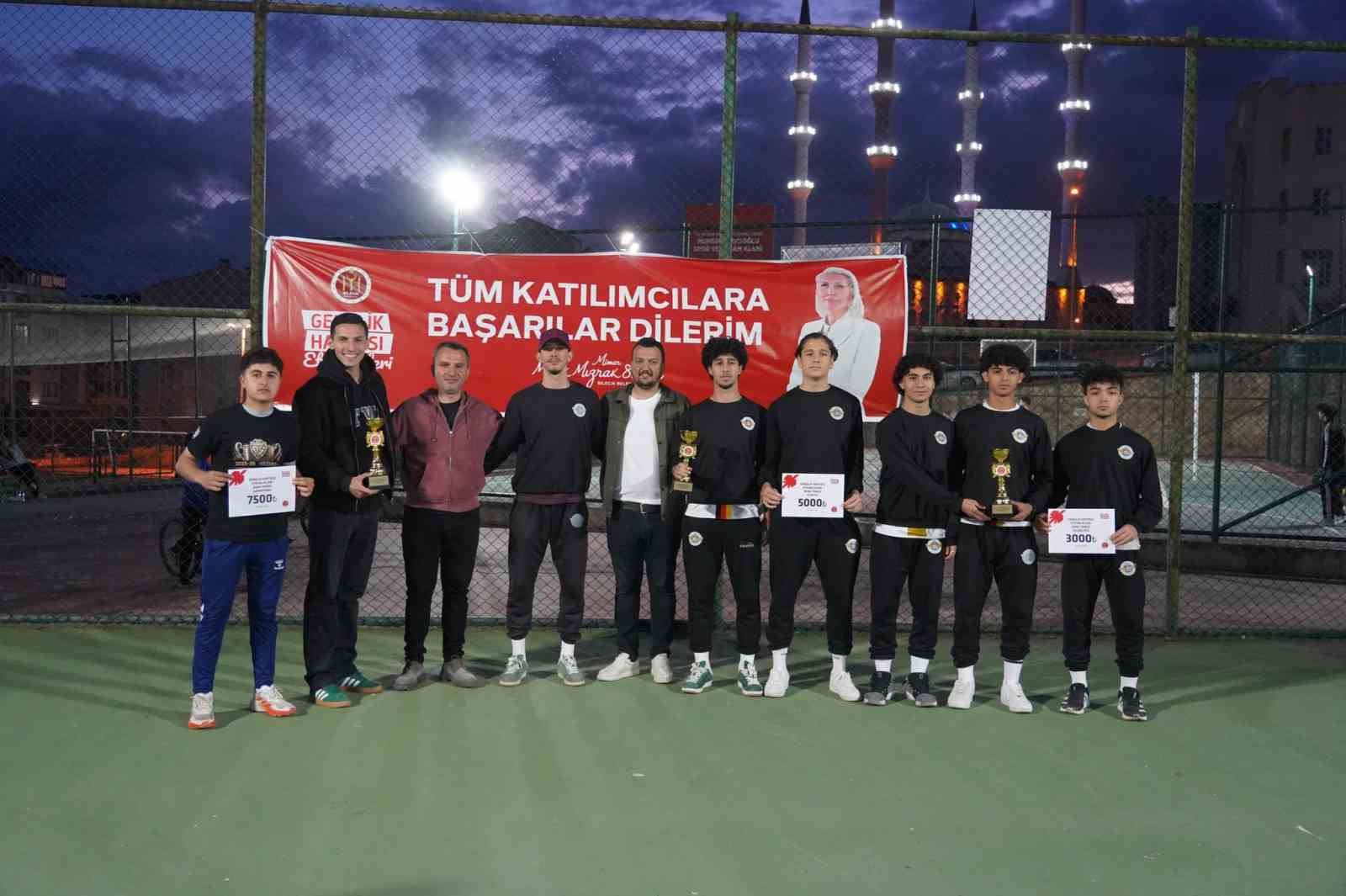 genclik-turnuvalarinda-dereceye-girenler-odullerini-aldi