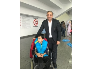 Milletvekili Aday Adayı Erdal Atik Kongrede Rastladığı Engelli Çocuğa Tekerlekli Sandalye Hediye Etti