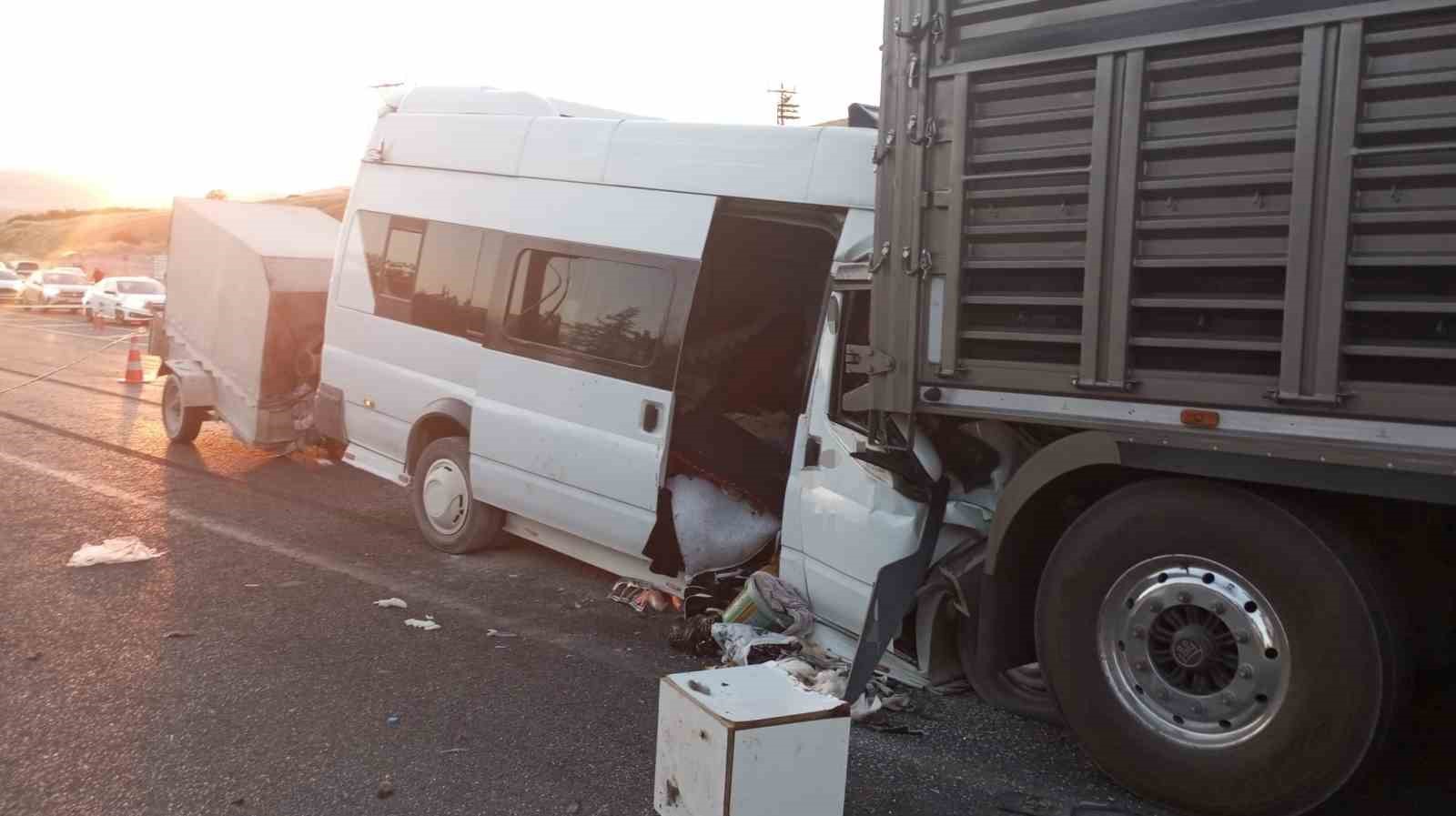 malatya-da-tarim-iscilerini-tasiyan-minibus-tira-carpti-yaralilar-var