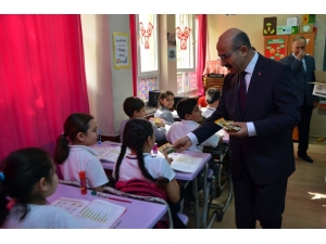 Adana’da Okullarda Kuru Üzüm Dağıtımı Yapıldı