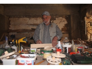 Gurbette Özlemini Çektiği Eski Köy Aletlerinin Maketini Yapıyor