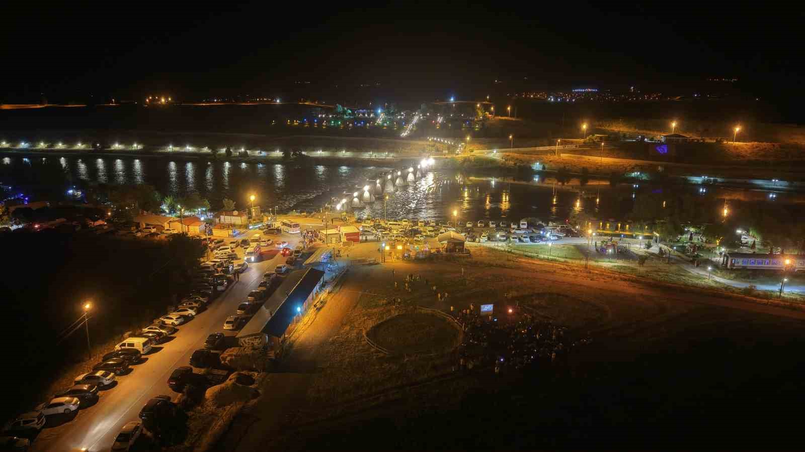 mus-ta-tarihi-murat-koprusu-nde-acik-havada-sinema-keyfi