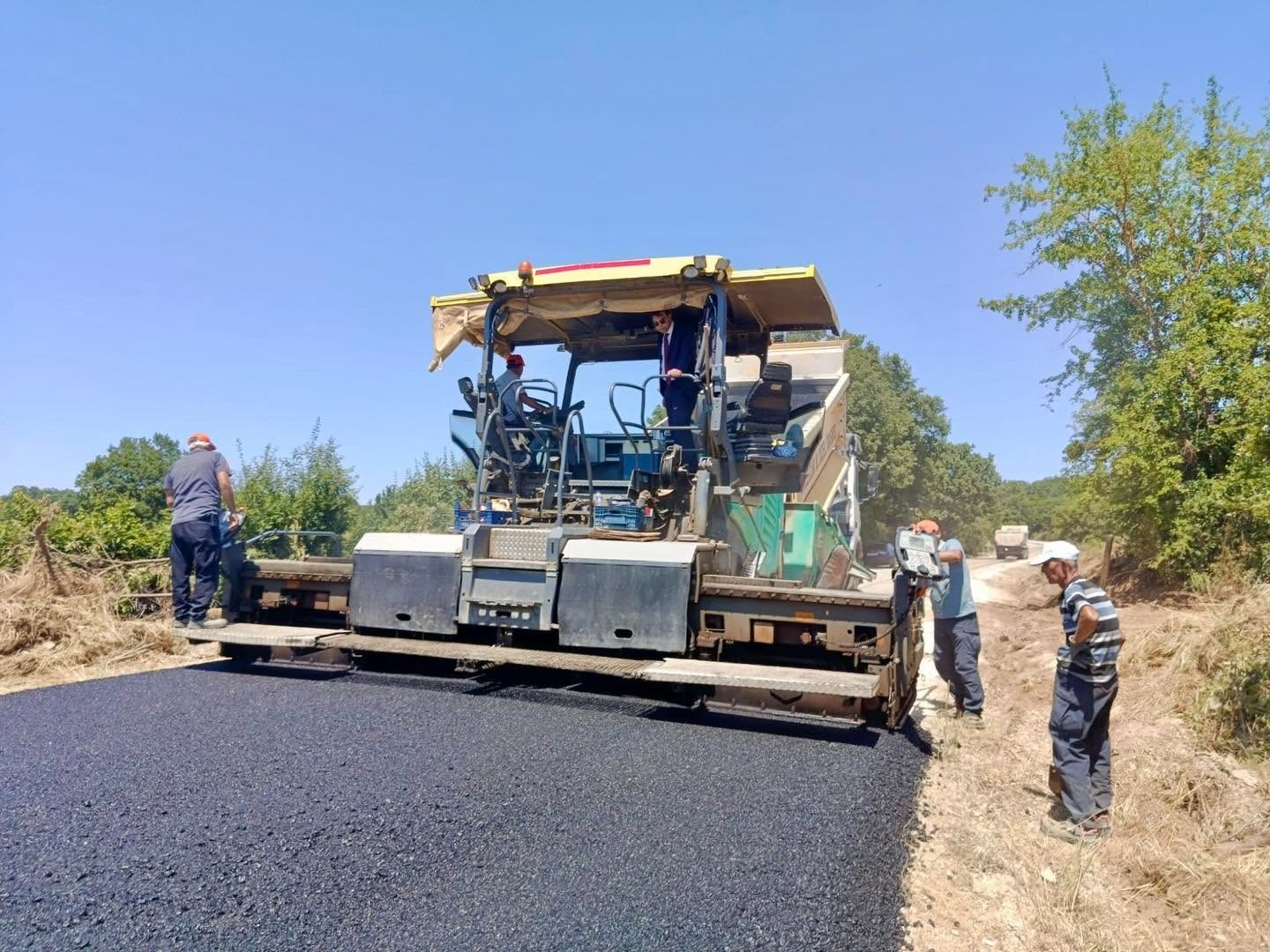 bilecik-te-saridayi-arapdede-koy-yolunda-sicak-asfalt-mesaisi-basladi