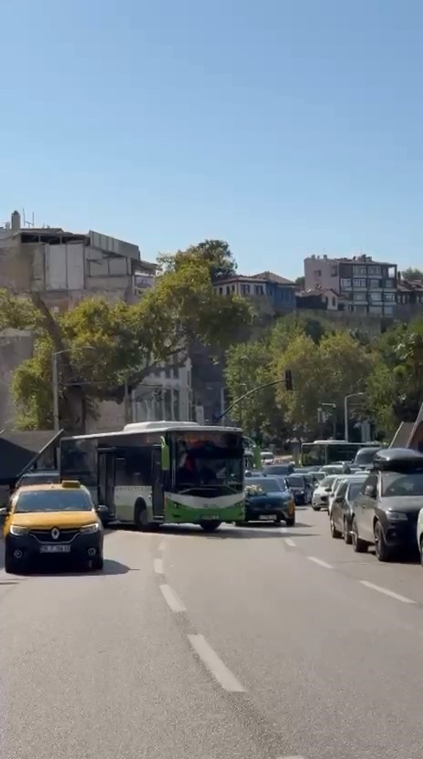 bursa-da-dugun-konvoyunun-onunu-bu-sefer-otobus-kesti