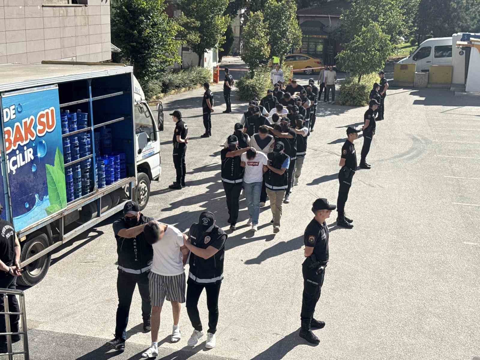 daireden-kacirilan-uyusturucu-sonrasinda-yapilan-operasyonda-147-bin-hap-ele-gecirildi-9-supheli-yakalandi
