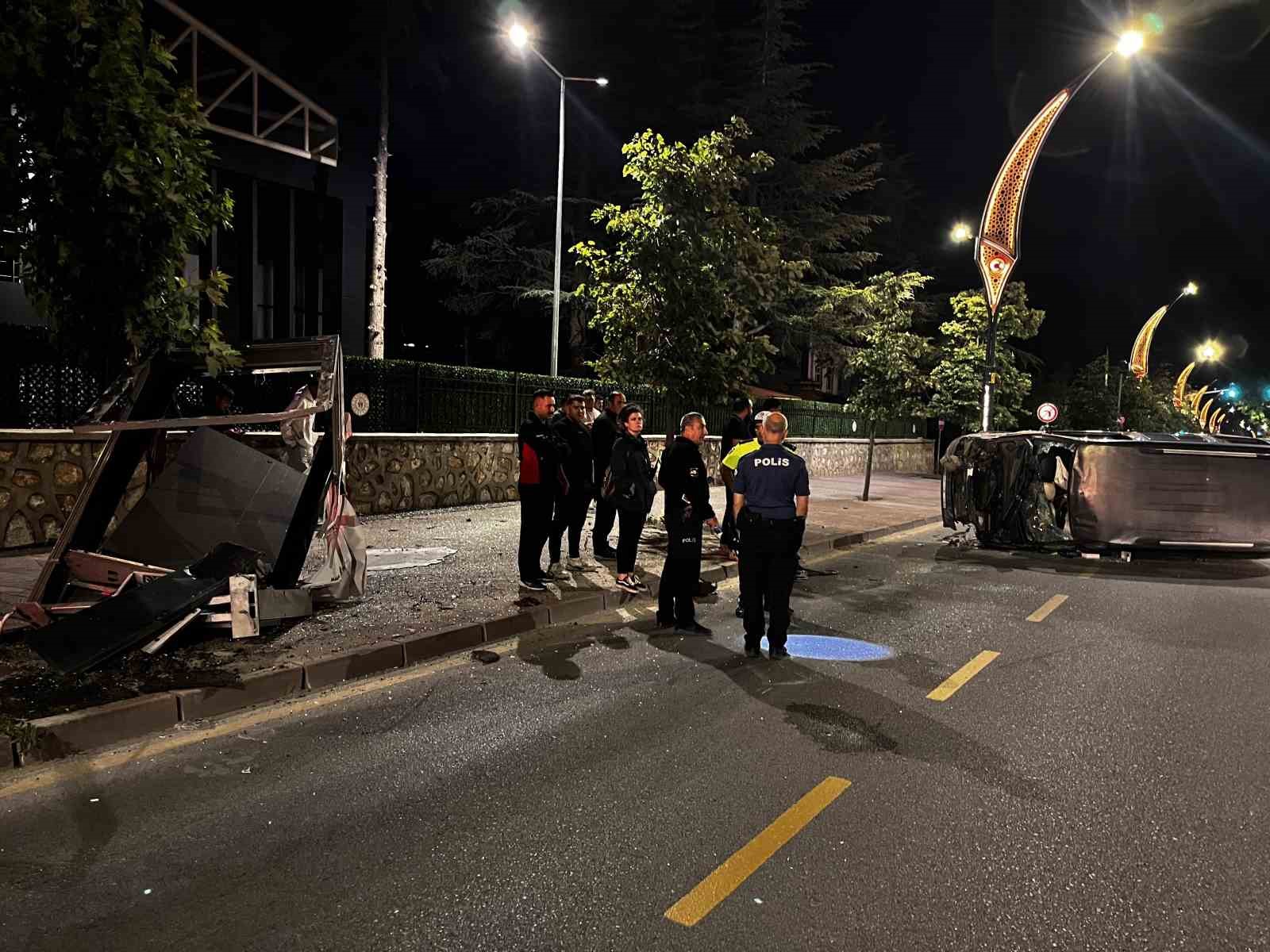nigde-de-kontrolden-cikan-arac-devrildi-2-yarali
