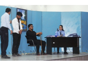 Erciş’te Tiyatro Gösterisi