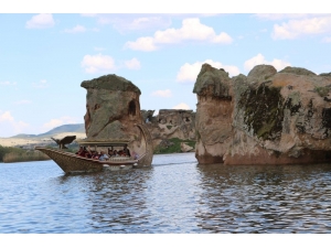 Frig Kayığı, Emre Gölü’ne İndirildi