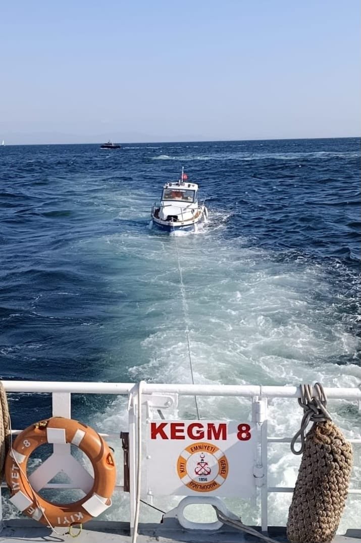 kucukcekmece-de-makine-arizasi-nedeniyle-suruklenen-tekne-kurtarildi