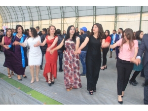 Hakkari Üniversitesinde Halaylı Mezuniyet Töreni