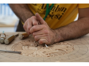 Sanatçılar Ahşaba Şekil Vermeye Başladı