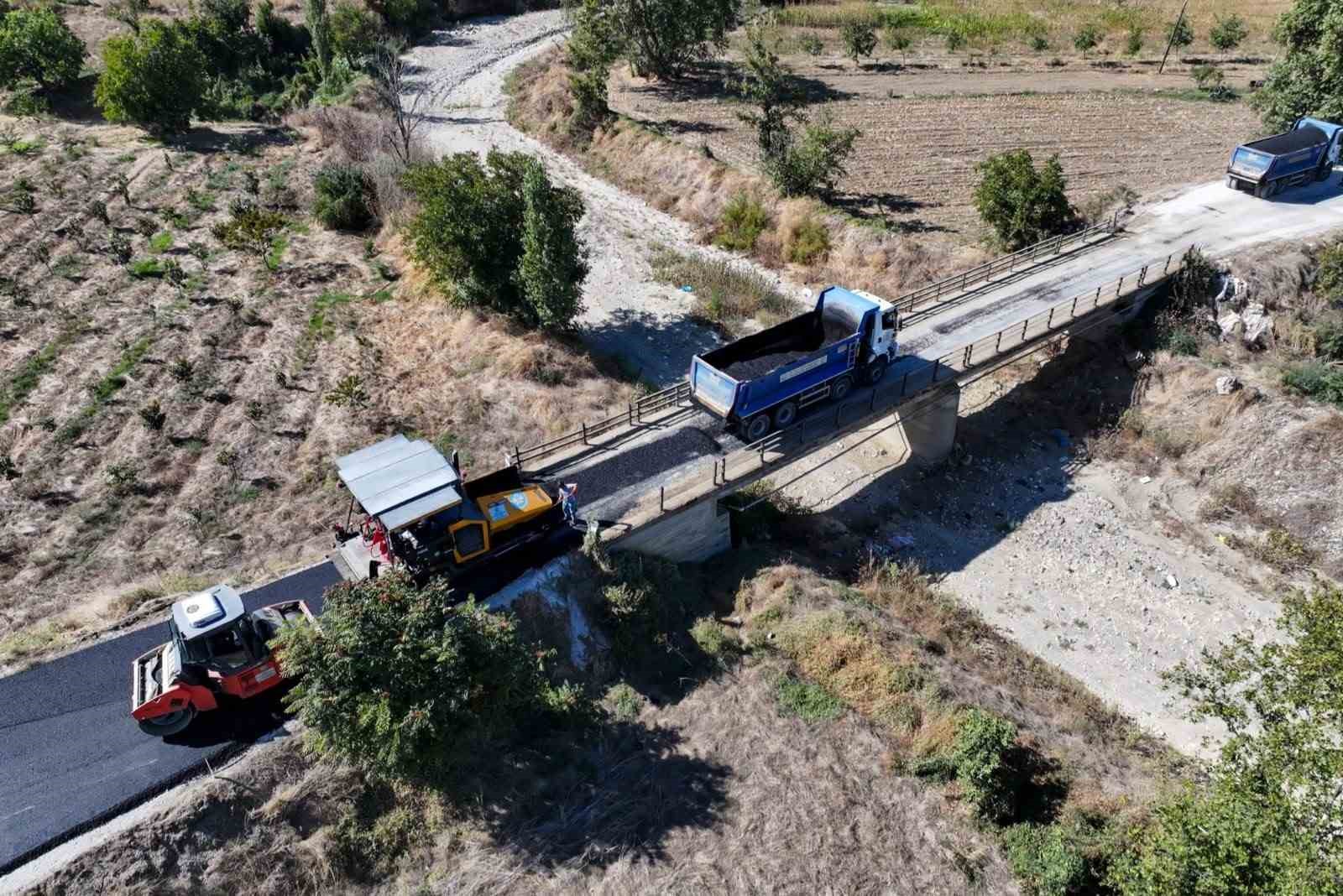 manisa-buyuksehir-sarigol-de-6-kilometrelik-yolu-sicak-asfaltla-bulusturuyor