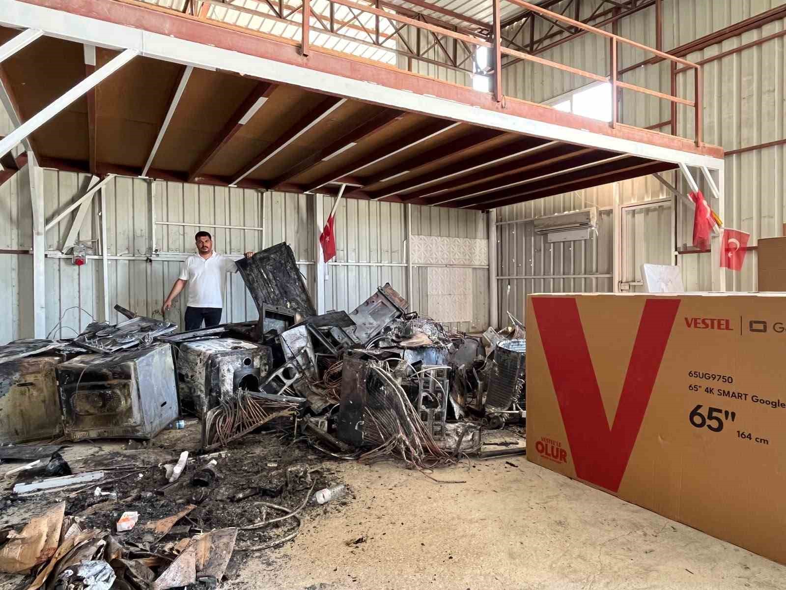 yetkili-servisin-onundeki-beyaz-esyalar-ardi-ardinda-patlayarak-alevlere-teslim-oldu