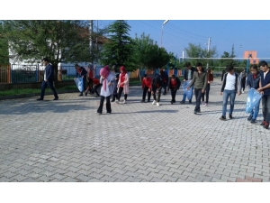 Öğrenciler Her Gün Çevre Temizliği Yaparak Güne Başlıyorlar