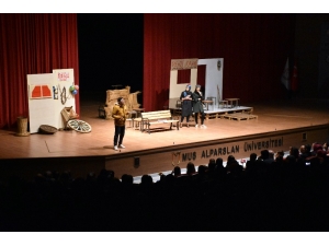 Muş’ta “Komşu Köyün Delisi” Sahnelendi