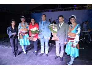 Türk Halk Müziği Konseri Ve Halk Dansları Büyüledi