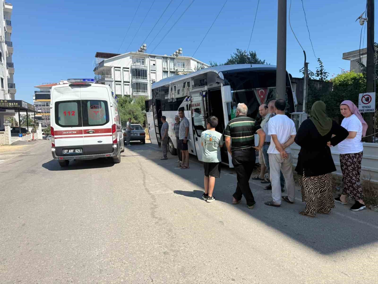 direksiyon-basinda-rahatsizlanan-servis-soforunun-kullandigi-midibus-direge-carpti