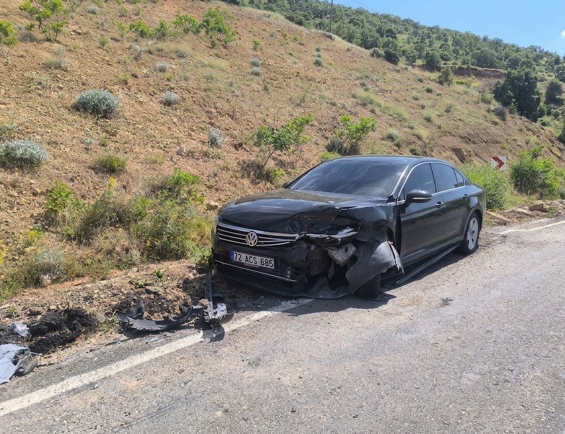 gercus-te-otomobiller-kafa-kafaya-carpisti-1-yarali