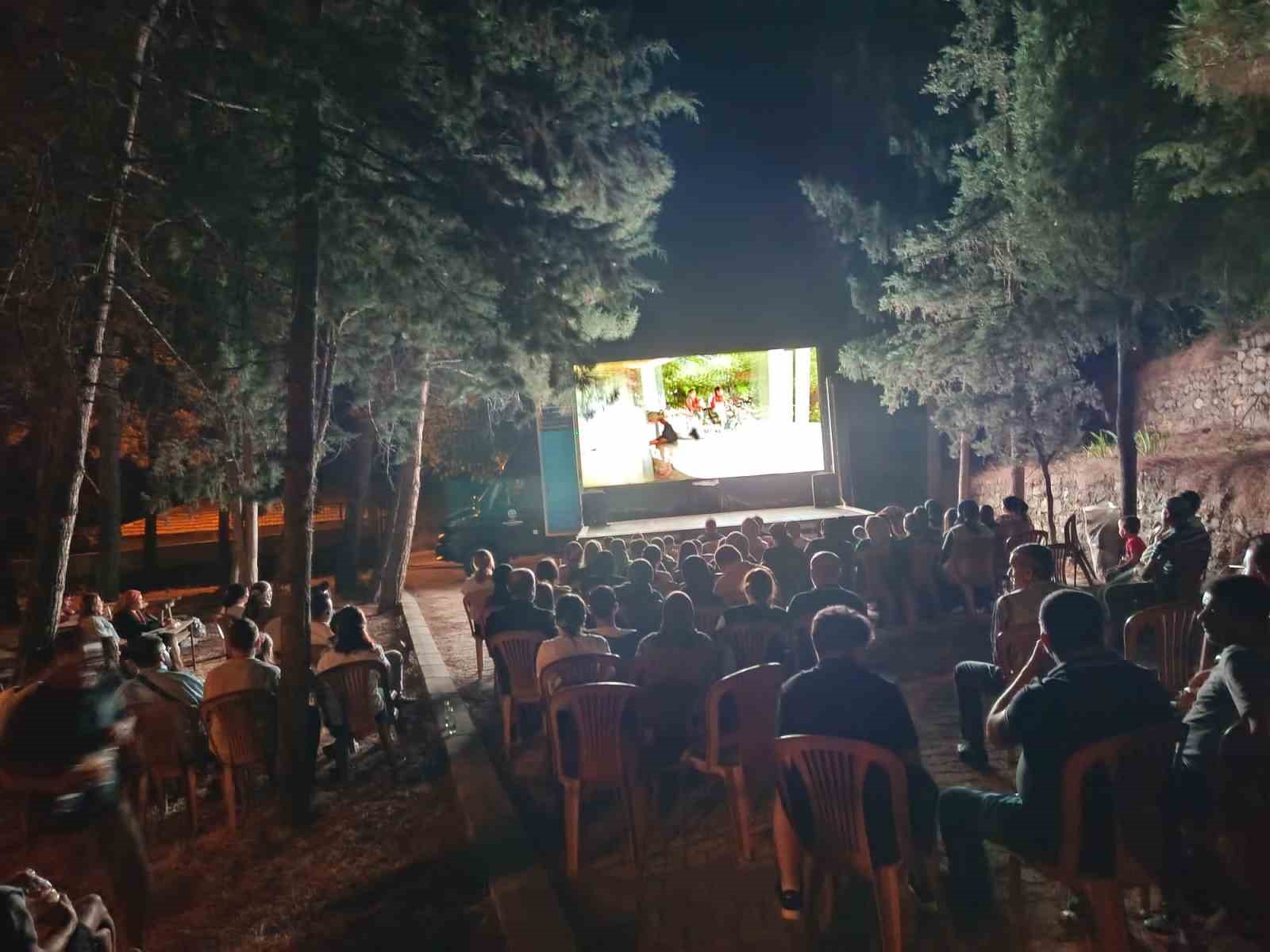 denizli-buyuksehirden-civril-de-acik-hava-sinemasi-keyfi