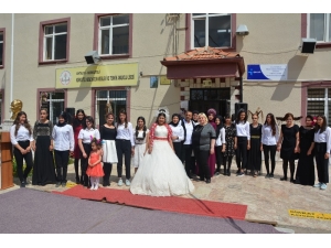 Yılsonu Defilesi Göz Kamaştırdı