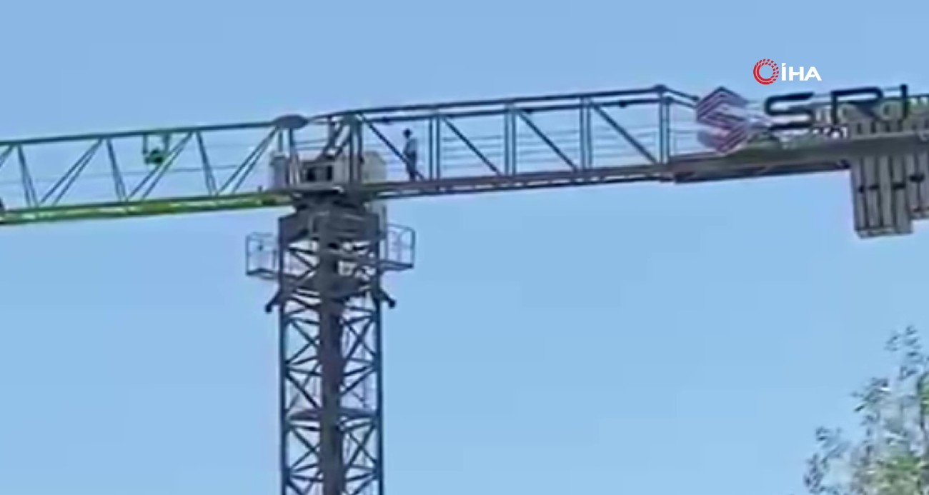 vinc-operatoru-40-metre-yukseklikte-namaz-kilip-calismaya-devam-etti