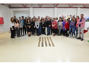 Dü “İzler” Sergisi Ziyaretçilerini Bekliyor