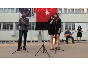 Burhaniye’de 101 Liseli İçin Sazlı Sözlü Mezuniyet Töreni