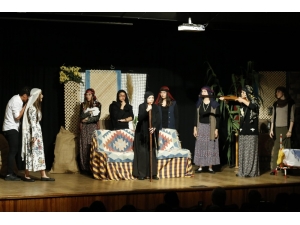 Genç Tiyatrocular Sahnede Devleşti