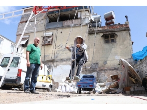 Çocukların Oynamadığı Engelli Oğluna Özel Park Kurdu