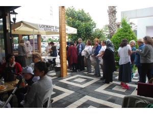 Nilüfer Kadın Korosu Lokma Dağıttı