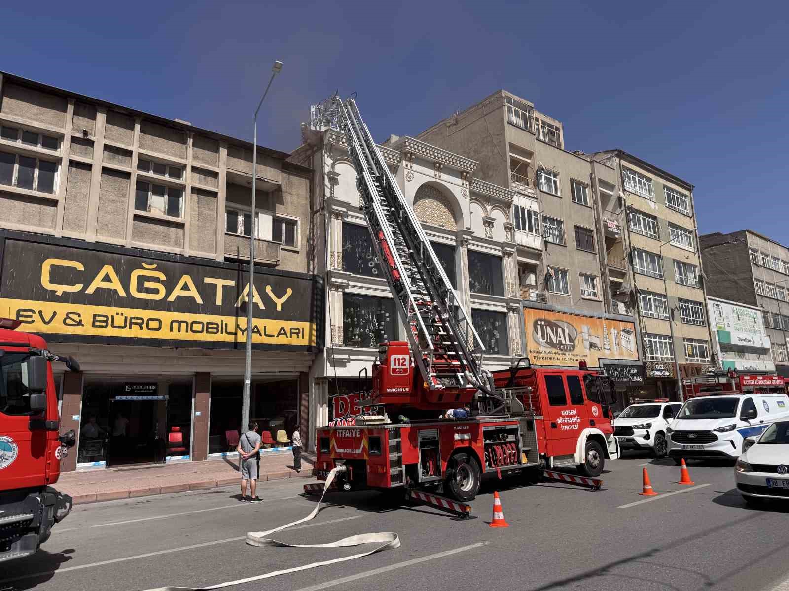 kayseri-de-avize-imalathanesinin-catisinda-cikan-yangin-sonduruldu
