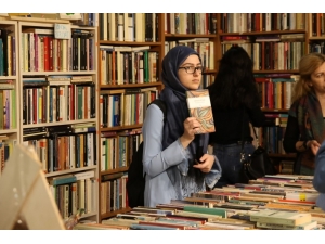 Bir Nesil Okuyarak Büyüdü