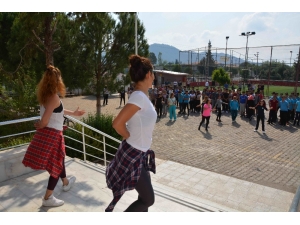 Öğretmen Ve Öğrencilerden “Zumba”