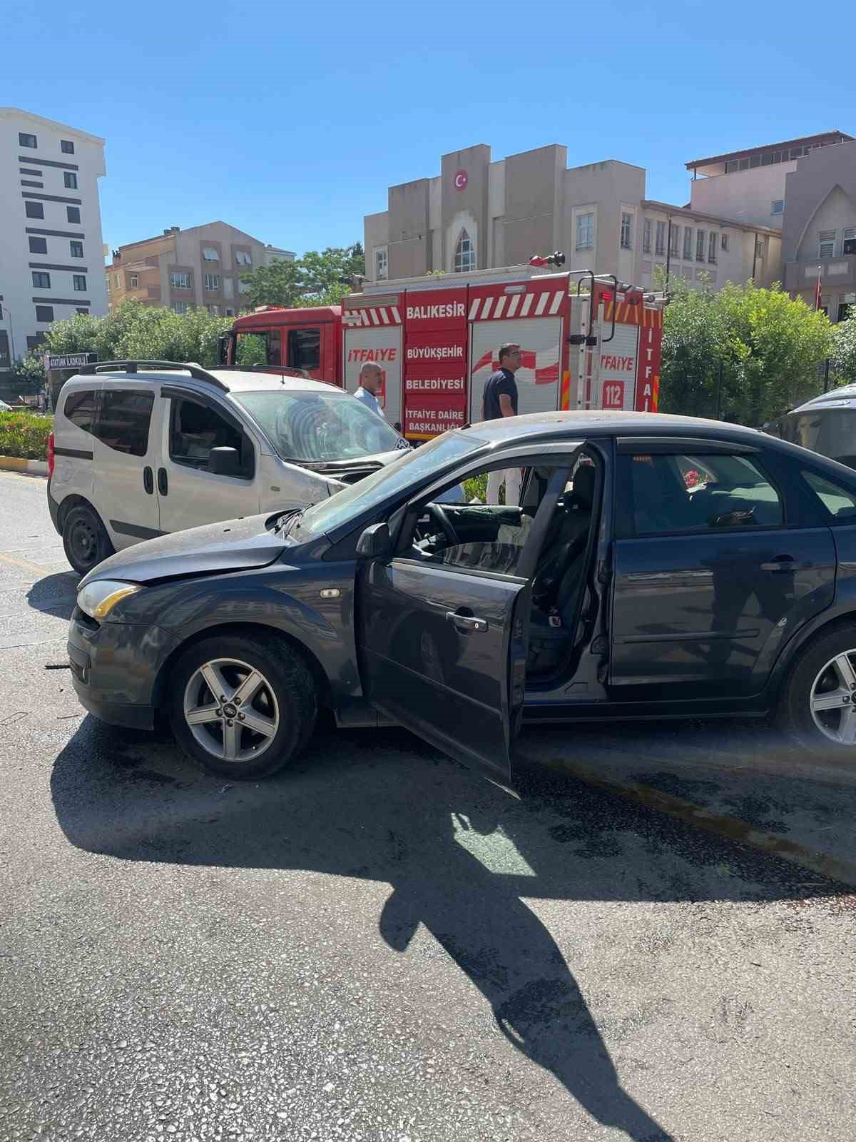 balikesir-de-otomobiller-carpisti-3-yarali