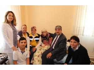 Burhaniye’de Sağlık Öğrencileri Evde Bakım Hizmetlerine Eşlik Etti