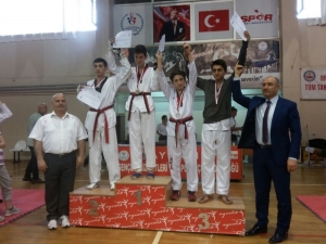 Başarılı Sporcular Balıkesir’den Madalyalarla Döndüler