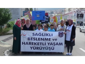 Öğrenciler Sağlık İçin Yürüdü