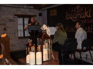 Kuşadası’nda Piyano Ve Keman Dinletisi