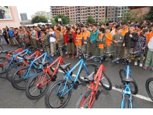 Başkan Köşker’den 5. Sınıflara Karne Hediyesi