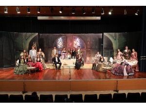 Sanko Okulları Öğrencileri Müfettiş Adlı Oyunu Sahneledi