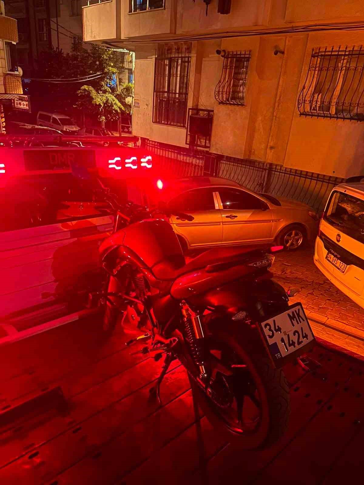 basaksehir-de-150-bin-liralik-motosikletle-akrobatik-hareketleri-pahaliya-patladi-ehliyetsiz-surucuye-motorun-2-kati-degerinde-ceza-yazildi