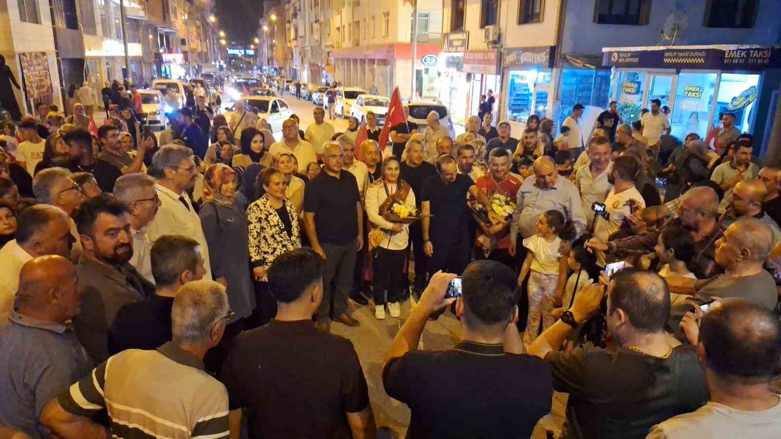 dunya-sampiyonu-olan-genc-guresci-ozdenur-a-yasadigi-ilcede-coskulu-karsilama
