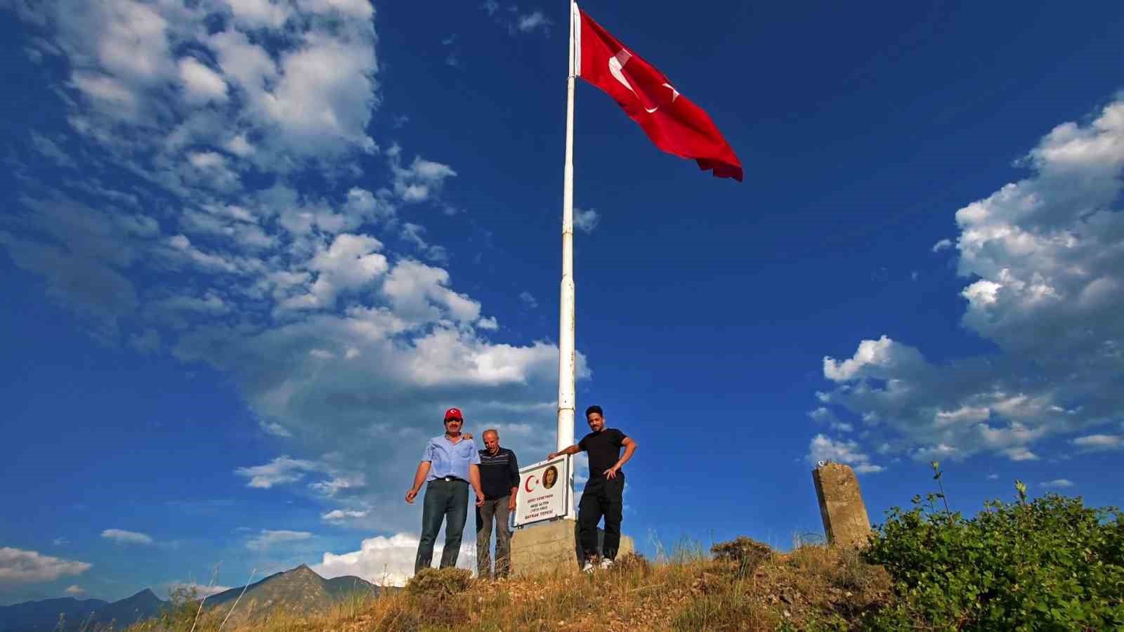sehit-ogretmen-nese-alten-in-adini-bin-215-rakimli-tepede-yasatti-16-metrelik-turk-bayragi-dikti