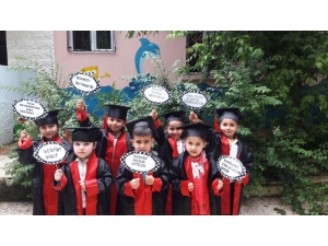 Minik Öğrencilerin Mezuniyet Heyecanı